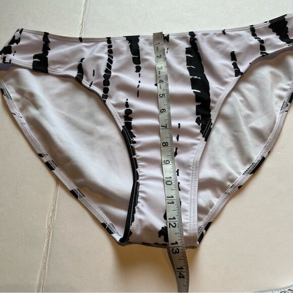 Shein Women's Swim Bikini Bottom 3XL White with long black marks - Picture 7 of 7